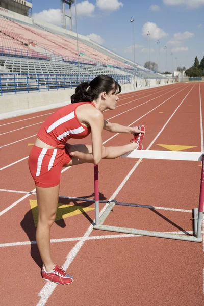 Πλήρες Μήκος Του Γυναικείου Αθλητή Που Τεντώνει Πόδι Πριν Τον — Φωτογραφία Αρχείου