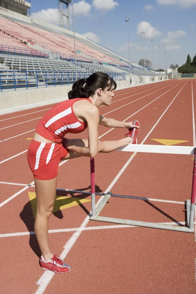 Toute Longueur Jambe Étirement Athlète Femelle Avant Course Obstacle — Photo