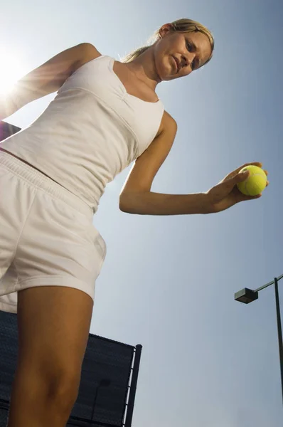 Vista Ángulo Bajo Del Jugador Femenino Sosteniendo Pelota Tenis —  Fotos de Stock