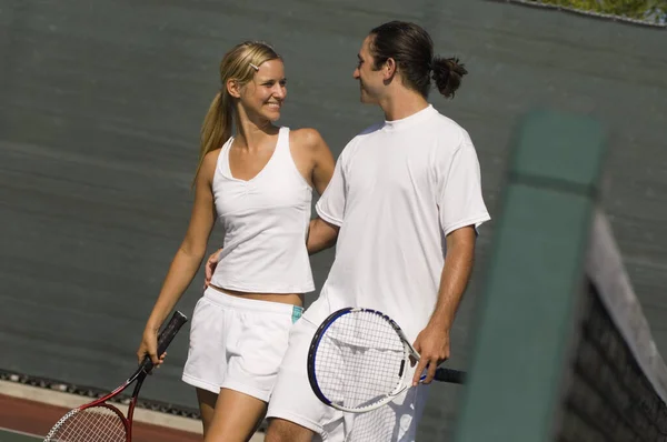 Glückliche Tennisspieler Gehen Mit Arm Den Tennisplatz — Stockfoto