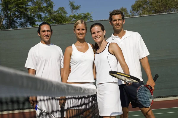 Portrait Mixed Doubles Tennis Players Standing Net Tennis Court — Stock Photo, Image