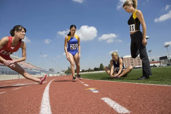 Yarış Pistinde Gerinen Çok Irklı Bayan Sporcular — Stok fotoğraf