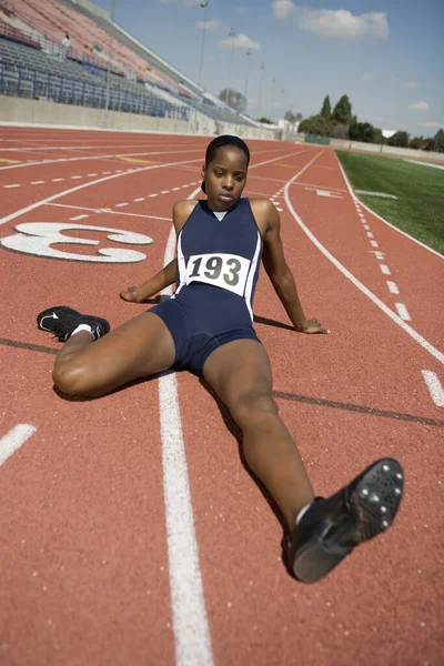 Comprimento Total Atleta Afro Americano Que Estende Pista Corrida — Fotografia de Stock