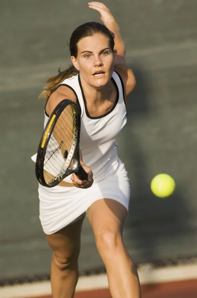 Спортивний Тенісистка Біжить Вперед Кадром Тенісному Корті — стокове фото