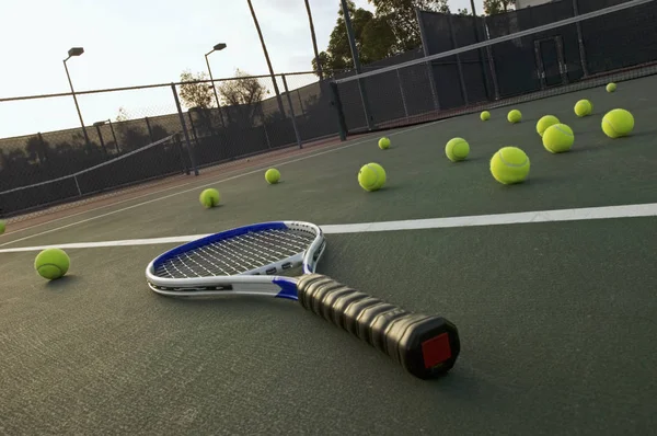 Pelotas Tenis Raqueta Pista Tenis Vacía — Foto de Stock