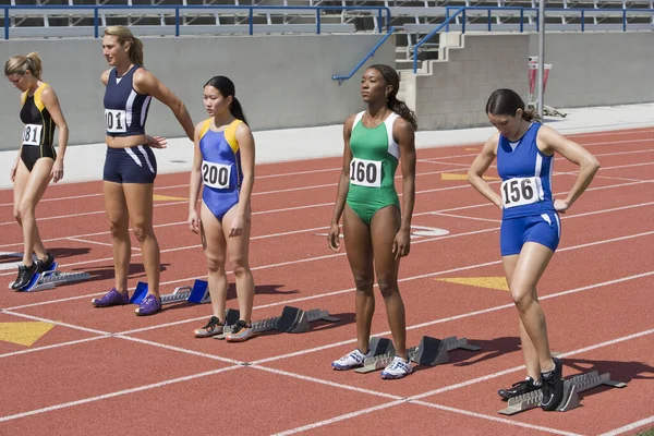 Atletas Multiétnicos Sexo Feminino Linha Partida Prontos Para Corrida — Fotografia de Stock