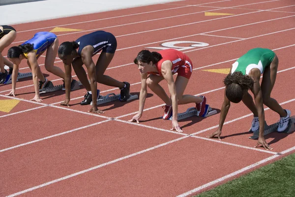 Grupo Atletas Femeninas Inicio Pista Atletismo — Foto de Stock