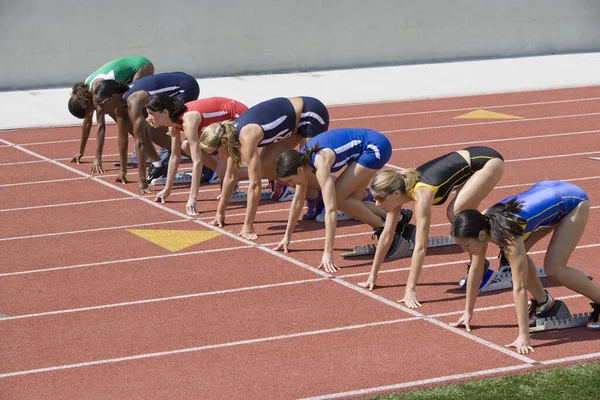 Többnemzetiségű Női Sportolók Csoportja Rajtvonalnál Versenyre Készen — Stock Fotó