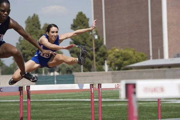 Atletas Femeninas Multirraciales Despejando Obstáculos Carrera — Foto de Stock