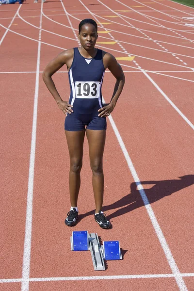 Volle Länge Einer Afroamerikanischen Läuferin Startblock — Stockfoto