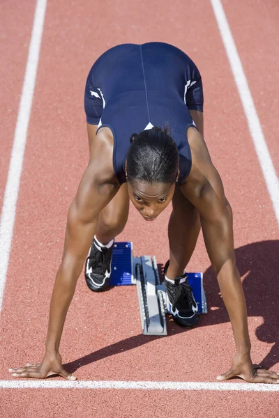 Afroamerikansk Kvinnlig Löpare Startposition — Stockfoto