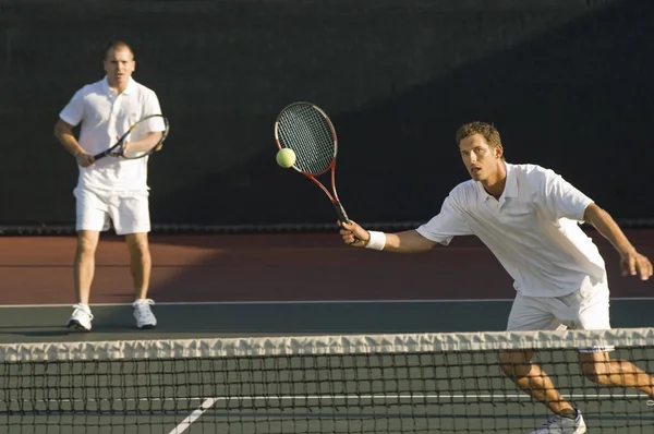 Joueur Double Mixte Frappant Balle Tennis Avec Partenaire Arrière Plan — Photo