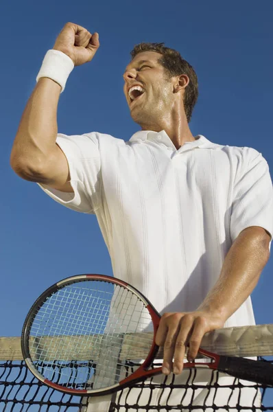 Vista Basso Angolo Del Giocatore Tennis Maschile Adulto Medio Che — Foto Stock