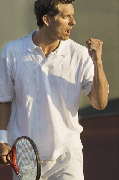 ミッド大人男性テニス選手お祝いの成功 — ストック写真