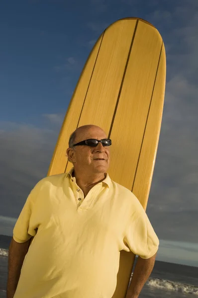 老人与海滩冲浪板 — 图库照片