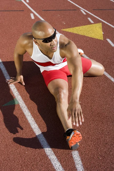 Volle Länge Eines Reifen Männlichen Athleten Beim Aufwärmen Auf Der — Stockfoto