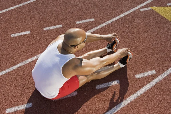 Hög Vinkel Syn Afroamerikansk Man Värma Upp Innan Start Race — Stockfoto