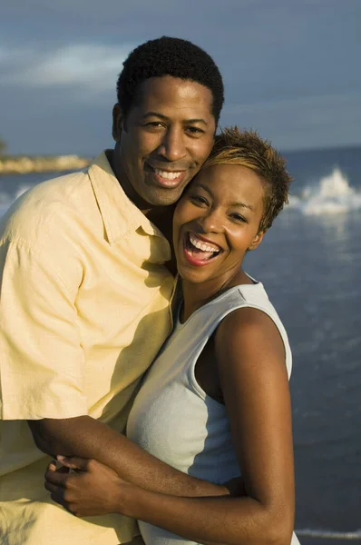 Portret Van Een Afro Amerikaans Echtpaar Dat Het Strand Omarmt — Stockfoto