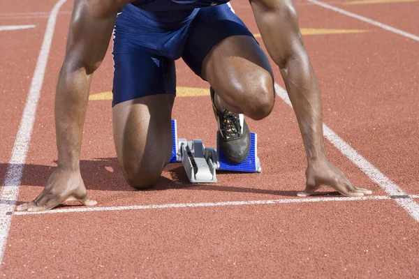 Låg Del Afroamerikansk Manlig Idrottsman Vid Start Block Race Track — Stockfoto