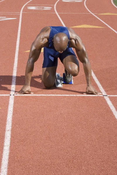 Afrikansk Amerikansk Manlig Sprinter Startgroparna Racerbanan — Stockfoto