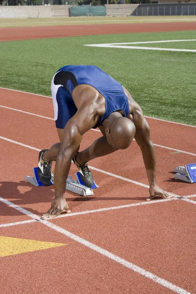 Atleta Masculino Afroamericano Posición Inicial Pista Atletismo — Foto de Stock