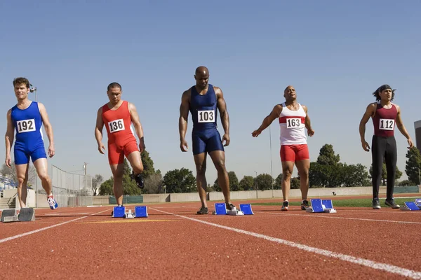 Grupp Multietniska Manliga Idrottare Vid Startlinjen Redo Att Tävla — Stockfoto
