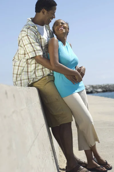 Afrikanska Amerikanska Kärlekspar Njuter Stranden — Stockfoto