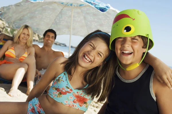 Retrato Irmão Irmã Alegre Com Pais Fundo Praia — Fotografia de Stock