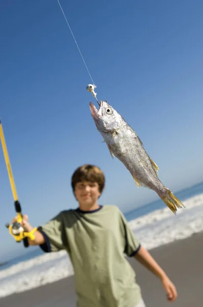 Giovane Ragazzo Con Sua Cattura Sulla Spiaggia — Foto Stock