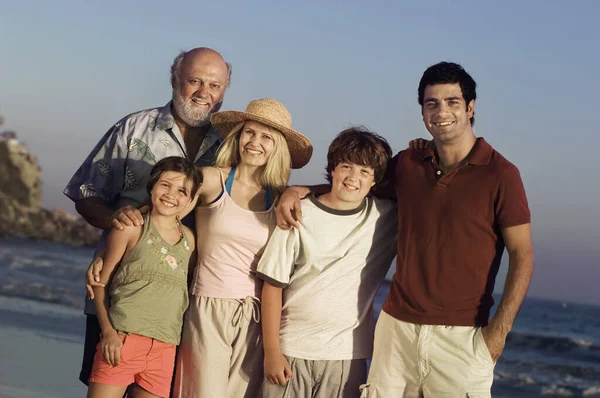 Porträt Einer Glücklichen Familie Die Einem Sonnigen Tag Zusammen Strand — Stockfoto