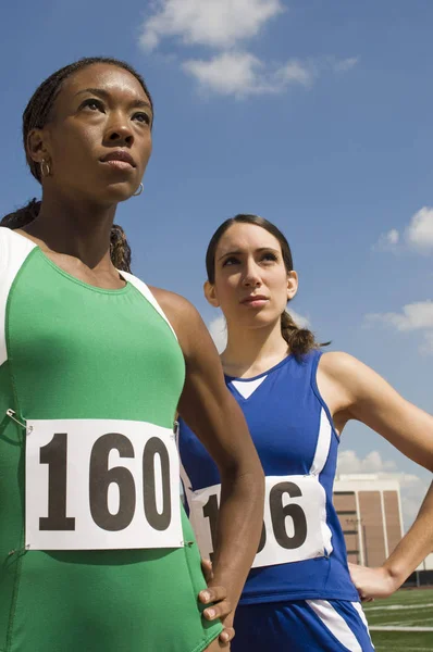 多种族女运动员穿着运动服与天空对抗 — 图库照片