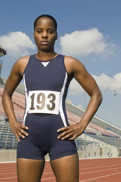 Retrato Una Atleta Afroamericana Confiada Pie Pista Carreras — Foto de Stock