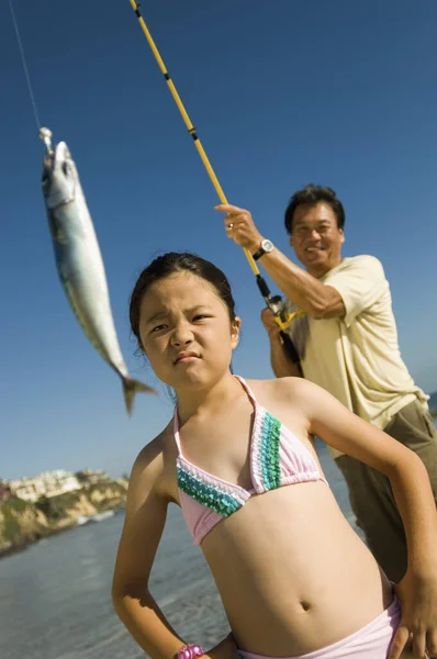 Mädchen Unzufrieden Mit Dem Fang Ihres Vaters Strand — Stockfoto