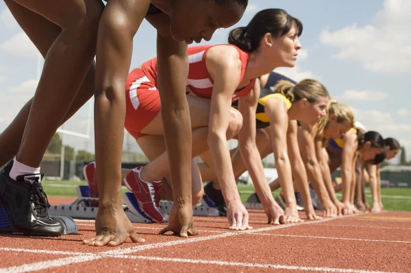 Grupp Olika Kvinnliga Löpare Gör Sig Redo Att Starta Loppet — Stockfoto