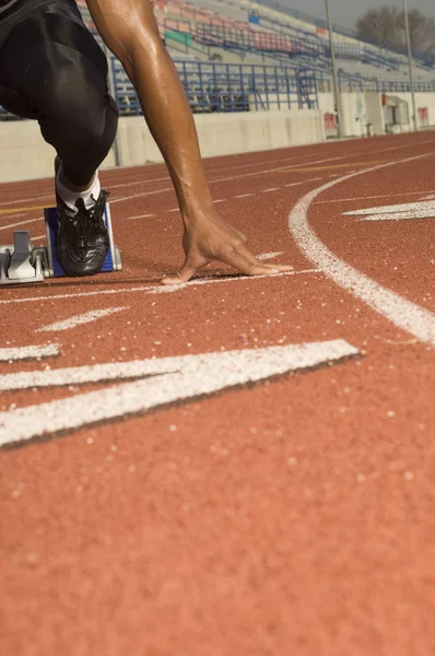 Beskuren Bild Manlig Löpare Vid Startlinjen Redo Att Tävla — Stockfoto