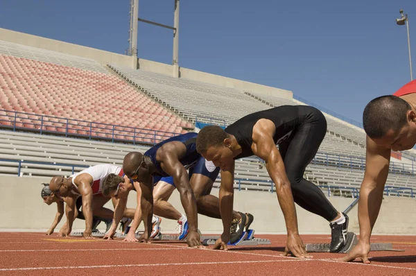 Grupo Atletas Masculinos Multiétnicos Los Bloques Partida Hipódromo — Foto de Stock