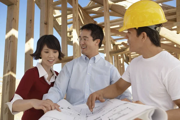 Pareja China Madura Revisando Plano Con Contratista Masculino Sitio Construcción — Foto de Stock
