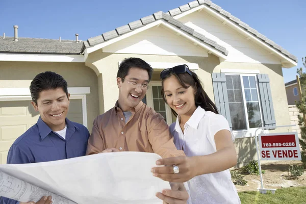 Casal Feliz Com Agente Imobiliário Revisando Plano Frente Nova Casa — Fotografia de Stock