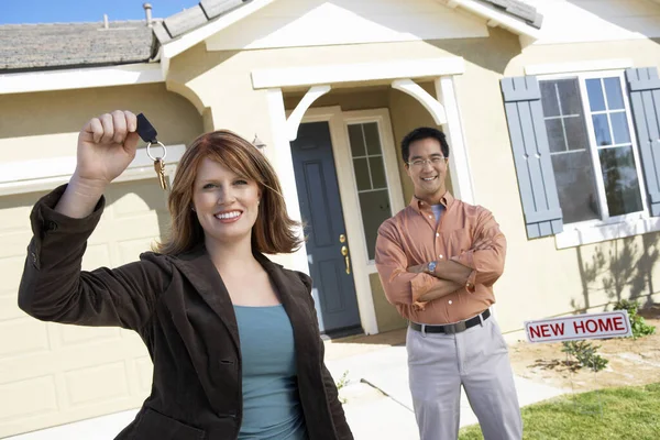 Retrato Mulher Feliz Segurando Chaves Nova Casa Com Homem Fundo — Fotografia de Stock