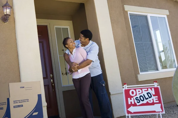 Glückliches Afroamerikanisches Paar Umarmt Sich Vor Der Haustür — Stockfoto