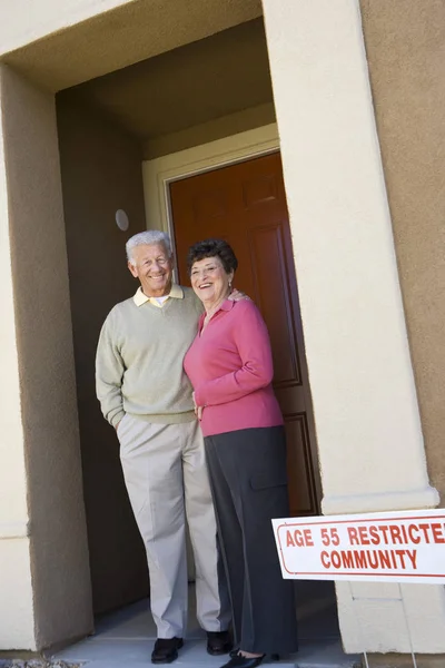 Porträt Eines Glücklichen Seniorenpaares Das Vor Der Tür Seines Neuen — Stockfoto