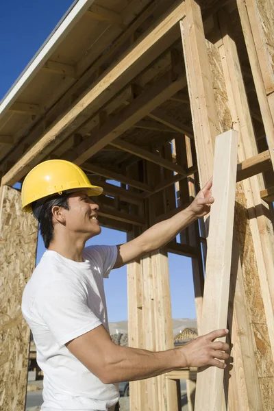 Trabajador Construcción Mediana Edad Sosteniendo Una Viga Madera Sitio Construcción — Foto de Stock