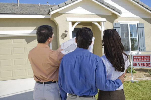 Rückansicht Eines Ehepaares Mit Immobilienmakler Erklärt Wohnungsbauplan — Stockfoto
