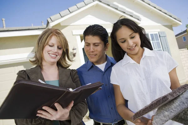 Hispanic Par Med Kvinnlig Egendom Står Framför Sitt Nya Hus — Stockfoto