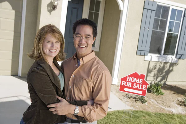 Retrato Casal Feliz Frente Sua Nova Casa — Fotografia de Stock