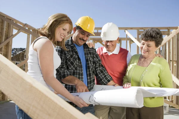 Felices Trabajadores Construcción Revisando Plan Sitio Construcción — Foto de Stock