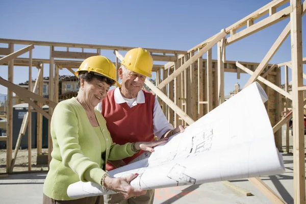 Trabajadores Senior Hombres Mujeres Revisando Plano Sitio Construcción — Foto de Stock