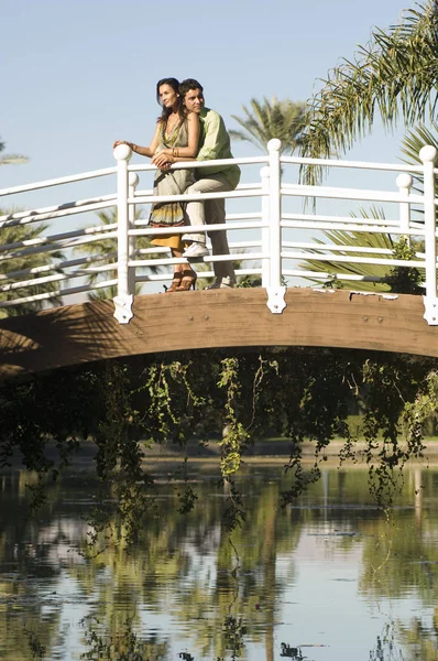 Volledige Lengte Van Het Liefdevolle Paar Brug — Stockfoto