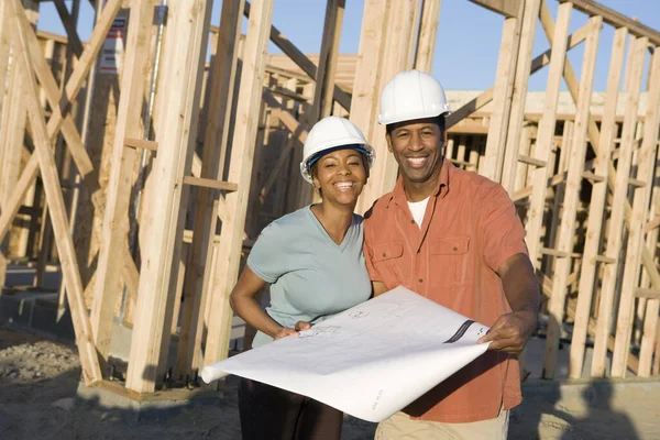 Retrato Una Alegre Pareja Afroamericana Sosteniendo Plano Sitio Construcción — Foto de Stock