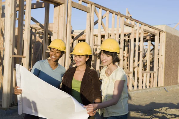 Felices Arquitectas Multiétnicas Revisando Proyecto Sitio Construcción — Foto de Stock